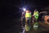 Спасатели доставали из воды водителя иномарки, упавшей с моста