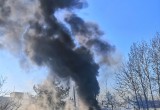В Калуге произошел пожар возле железнодорожного переезда