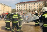 Обливание водой, танец лестниц и оркестр: пожарная охрана МЧС отпраздновала 370-летие (фото)