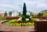 Газон-кровать и цветочные арки появились в парке на Марата