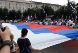 На Театральной площади развернули гигантские флаги