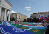 На Театральной площади развернули гигантские флаги