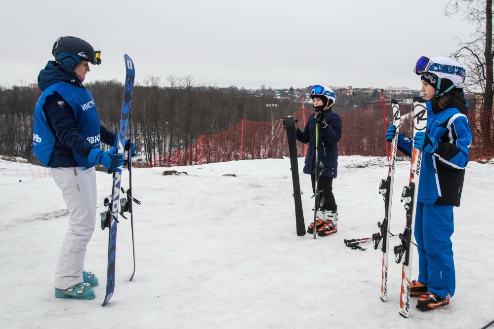 Анатолий Артамонов подарил лыжи калужским школьницам