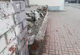 В центре города отваливается кусок кирпичной стены