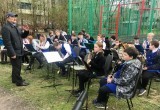 Калужские школьники провели праздничный концерт во дворе 