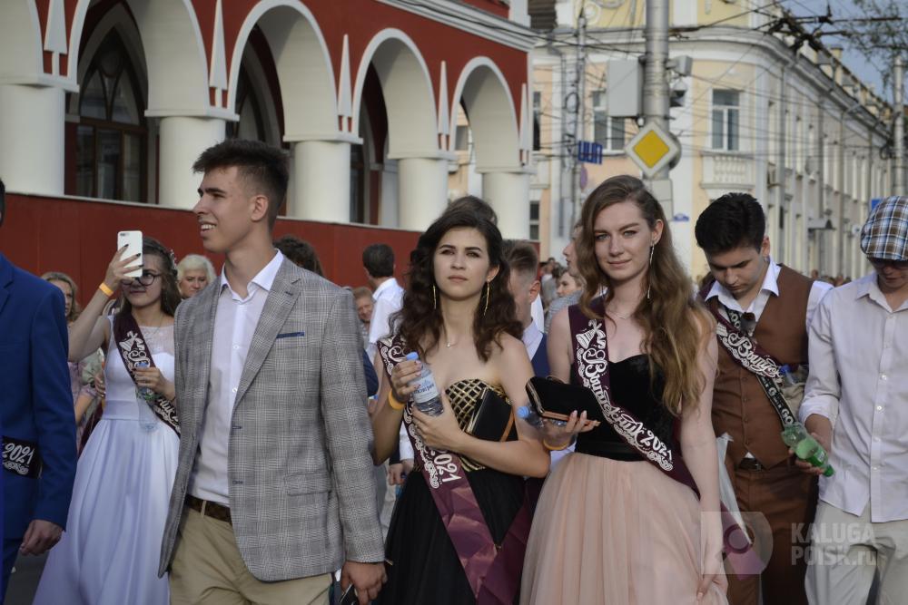 Песня день выпускного. День выпускников. Фото выпускников 2009. Выпускной день станбул. Пара простое фото выпускного.