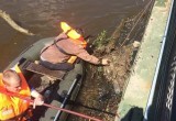 Понтонный мост в Калуге очистили от мусора