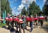 Поисковики захоронили найденные останки 167 красноармейцев 