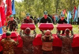 Поисковики захоронили найденные останки 167 красноармейцев 