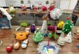 Дети изготовили сотню новогодних игрушек из мусора для эко-конкурса