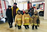 За спасение брата из колодца ребятам устроили экскурсию в пожарной части