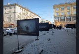 В Новосибирске открылась уличная фотовыставка "#СвоихНеБросаем. Украина. Факты"