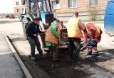 На калужских улицах восстанавливают асфальт и тротуары