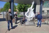 В Калуге установили памятник в виде большой гитары