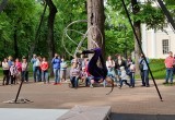 В калужском парке юные калужанки устроили цирковое шоу