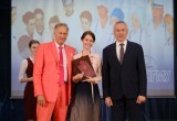 Губернатор Андрей Травников вручил дипломы выпускникам-отличникам НГМУ