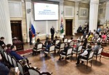 Губернатор Андрей Травников вручил знаки отличия «За материнскую доблесть»