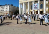 В Калуге волонтёры станцевали "Вальс Победы"