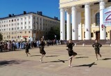 В Калуге волонтёры станцевали "Вальс Победы"