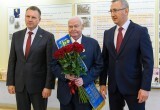 Владислав Шапша вручил гендиректору АО «Кировская керамика» регалии Почётного гражданина Калужской области