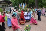 В калужском парке прошли народные гулянья в честь Троицы