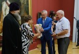 Андрей Травников наградил супружеские пары со стажем медалями «За любовь и верность»
