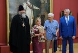 Андрей Травников наградил супружеские пары со стажем медалями «За любовь и верность»
