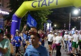Около 300 спортсменов устроили ночной забег по улицам Калуги