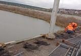 В Калуге на Гагаринском мосту продолжается ремонт ограждений