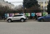 В Калуге у сквера драмтеатра появилась фотовыставка "Путешествие в детство"