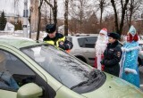 В Калуге водители пели новогодние песни для Деда Мороза и Снегурочки