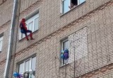 Спасатели-супергерои спустились с крыши к пациентам калужской больницы 