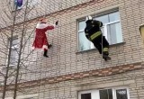 Спасатели-супергерои спустились с крыши к пациентам калужской больницы 