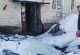 В Калуге вместе с наледью обрушилась крыша жилого дома