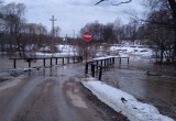 В пригороде Калуги перекрыто движение транспорта из-за подтопления моста