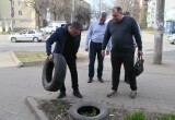 Глава Калуги прошел по центральным улицам города и возмутился беспорядком