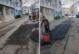 В Калуге активно проводят ямочный ремонт дорог