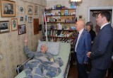 В Калуге ветерана ВОВ Александра Смирнова поздравили с наступающим Днём Победы 