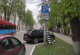 На улицах Калуги дорожники устанавливают новые знаки 