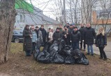 Калужане продолжают убирать мусор с городских улиц