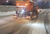 В Калуге дорожные службы всю ночь убирали снег