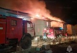 В результате пожара в двухэтажке сгорели 8 квартир и тяжело пострадал мужчина