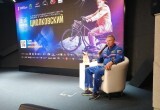 Торт из коврижки, футбол и стрижка в невесомости: как космонавты живут на МКС