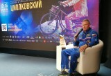 Торт из коврижки, футбол и стрижка в невесомости: как космонавты живут на МКС
