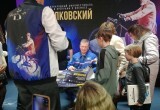 Торт из коврижки, футбол и стрижка в невесомости: как космонавты живут на МКС