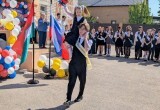 Владислав Шапша поздравил школьников с последним звонком