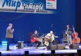 На втором дне фестиваля "Мир гитары" музыканты исполнили джаз и фьюжн