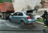 В центре Калуги "Равон" влетел в КамАЗ и загорелся
