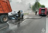 В центре Калуги "Равон" влетел в КамАЗ и загорелся