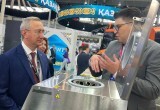 Владислав Шапша работает на промышленной выставке "ИННОПРОМ-2025" в Екатеринбурге